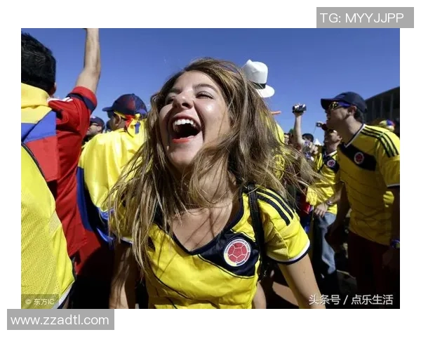 足球场上女球迷热情追星为足球明星加油呐喊的精彩瞬间