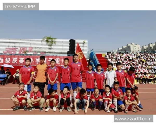 足球巨星璀璨人生揭秘：从少年梦想到世界舞台的辉煌历程