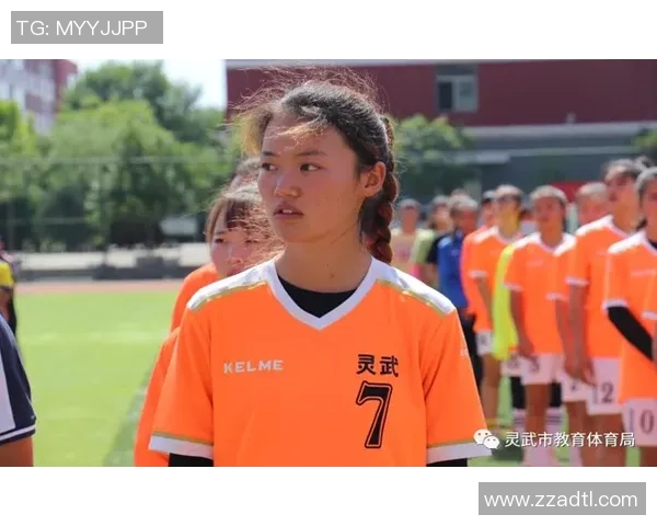 足球星逗比女孩笑容满面 玩转绿茵场的青春魅力头像设计